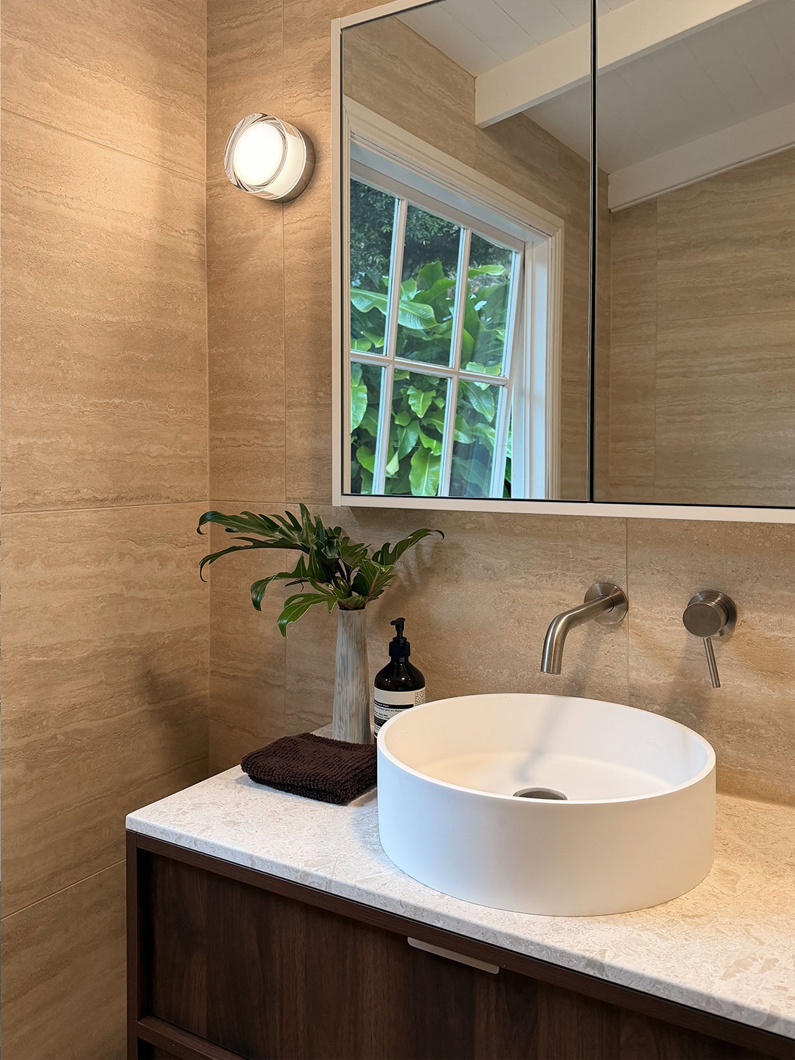travertine bathroom splashback